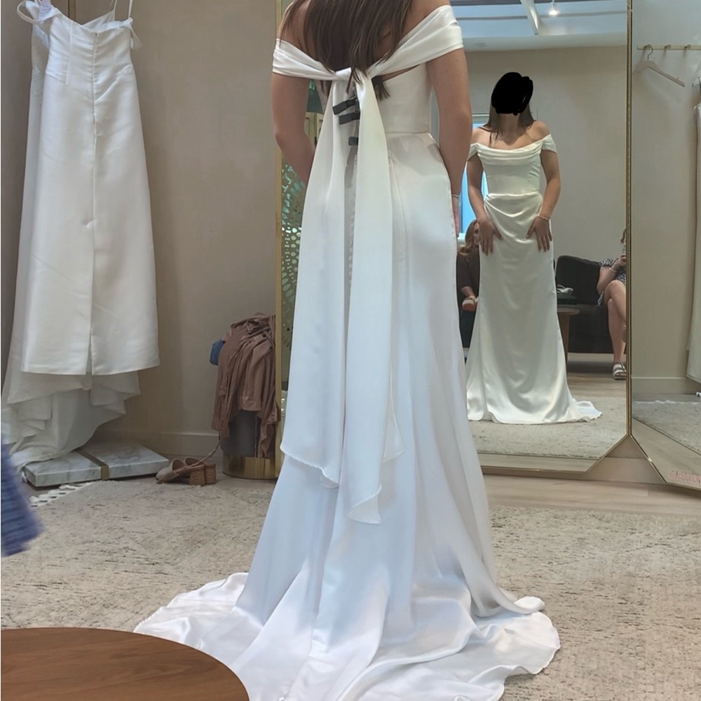 Ava Renhue Wedding Dress - Picture 2 of 9